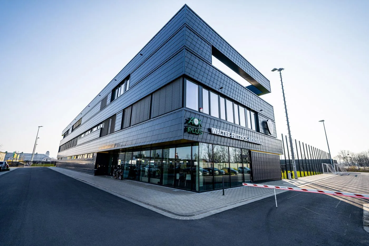 Außenansicht eines modernen Funktionsgebäudes mit dunkler Fassade
