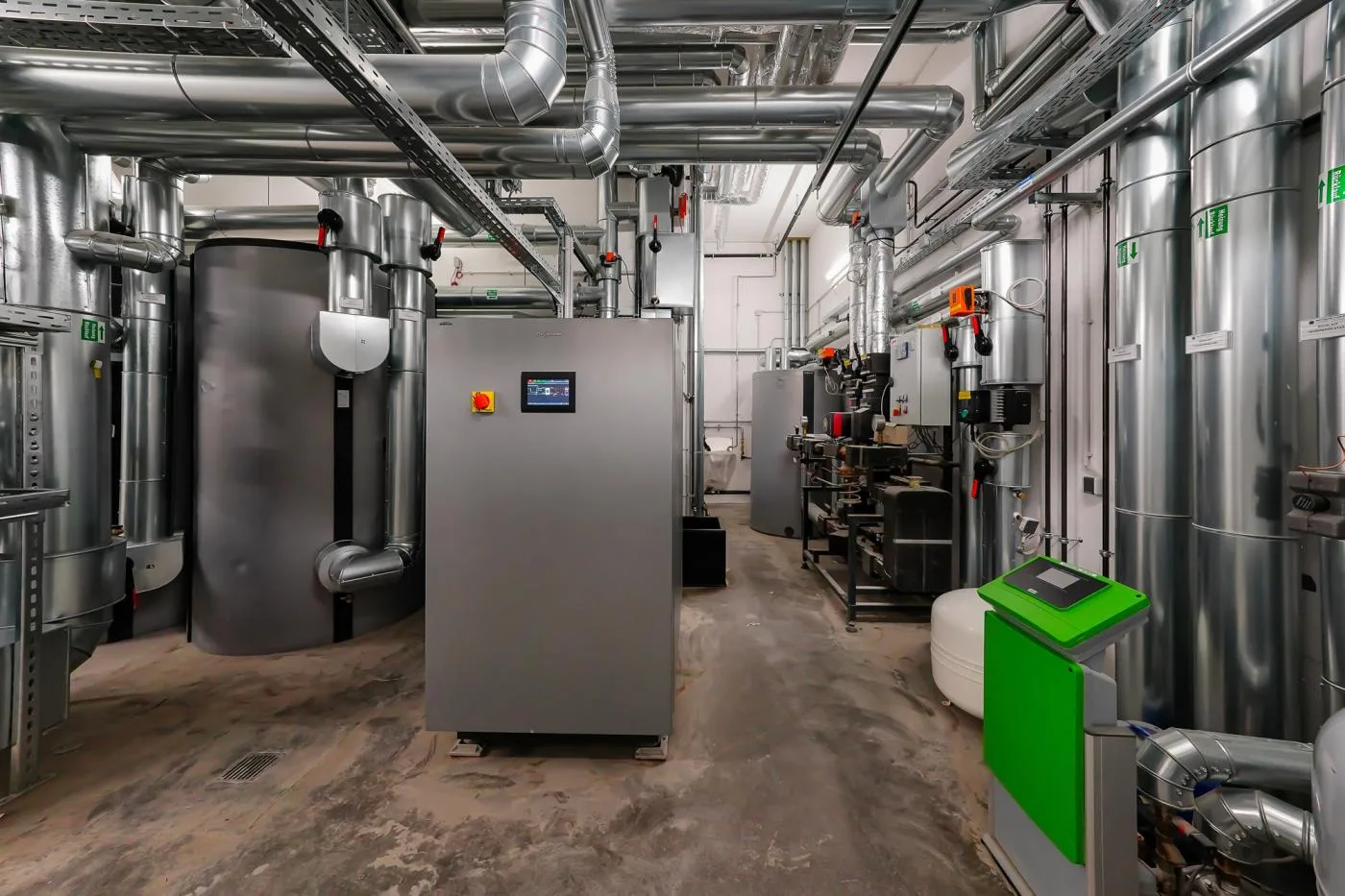 Technikzentrale mit Pufferspeichern, Wärmepumpe und Verteilern
